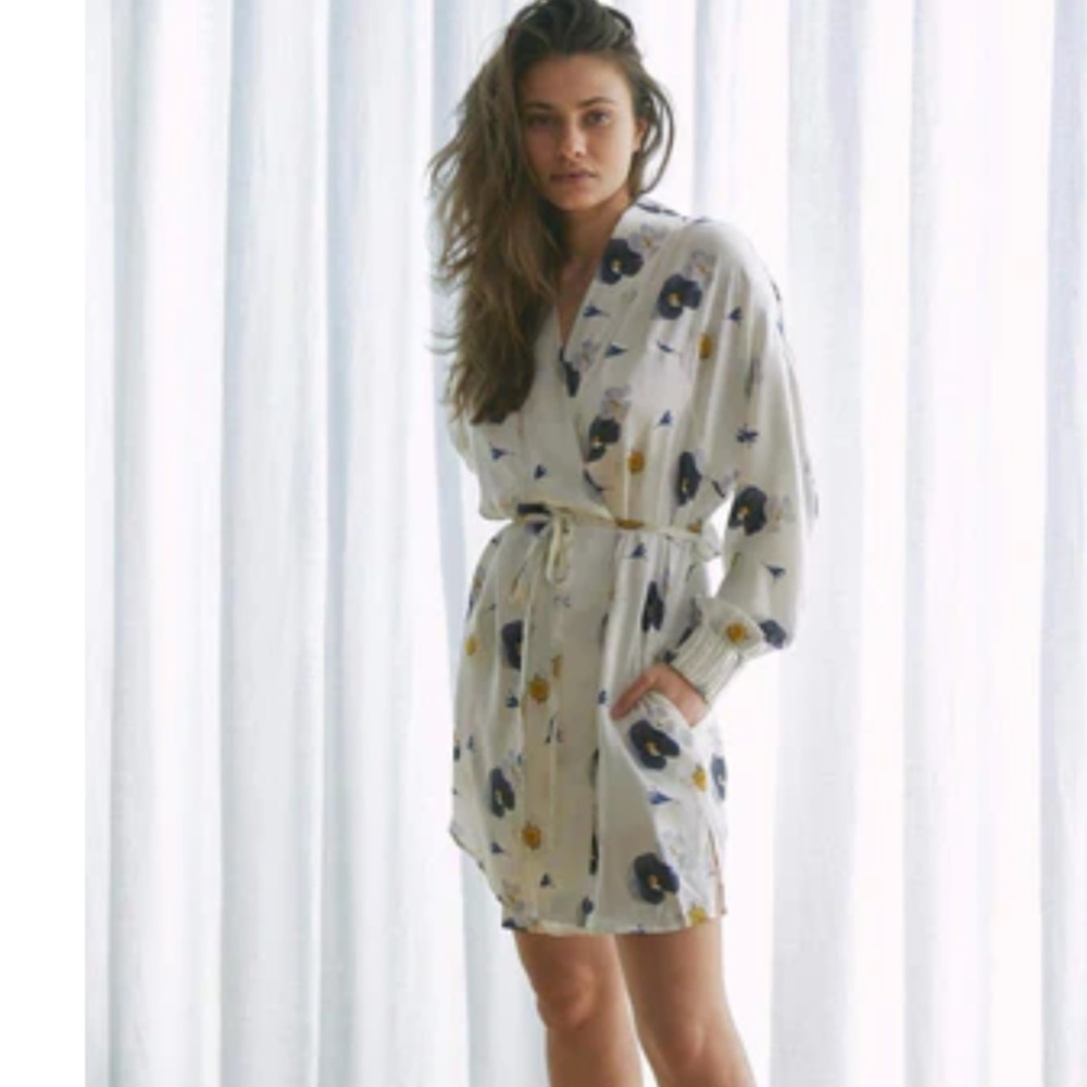 Lunya Floral Washable Silk Robe in Cream and Blue size xs/s